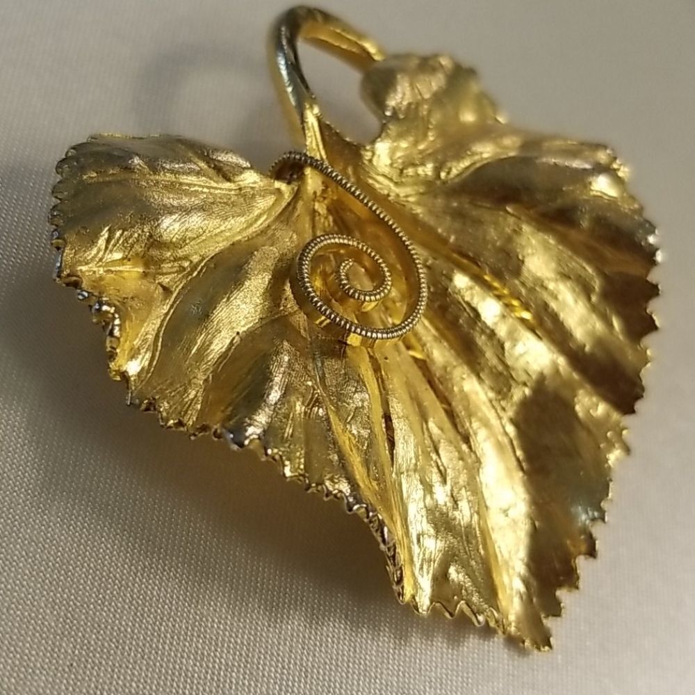 Vintage goldtone brooch - Picture 2 of 8